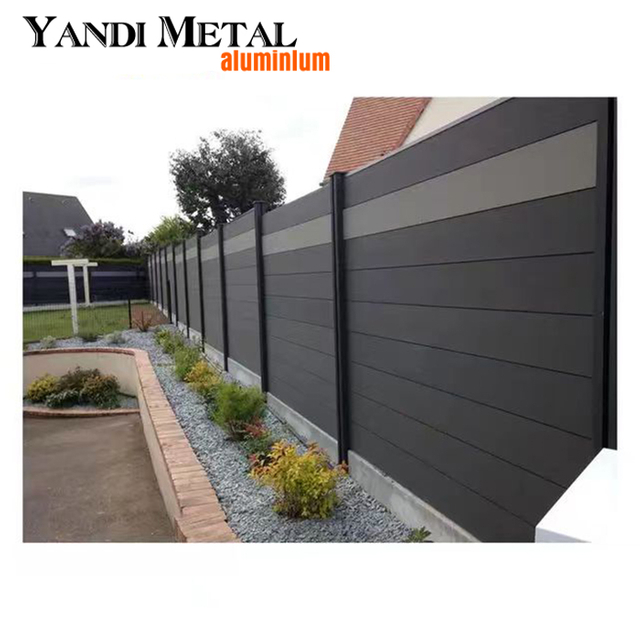 Во дворе фермерского дома на открытом воздухе используется сборная решетка забора из пластика, дерева и композитного материала для частного сада, модульная система панелей забора.