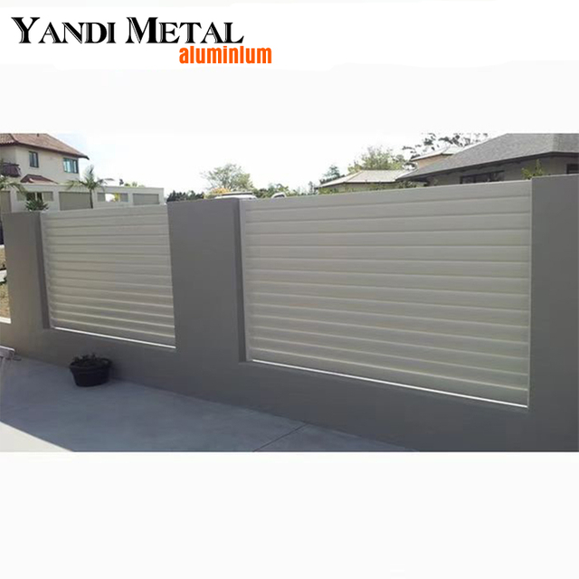 Садовый забор современного дизайна. Дешевый алюминиевый забор для конфиденциальности. Клиент проектирует декоративный алюминиевый забор с порошковым покрытием.