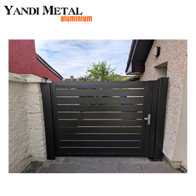 Декоративная алюминиевая перегородка с одинарными воротами. Алюминиевая входная дверь, главные ворота. Электрические раздвижные алюминиевые ворота.